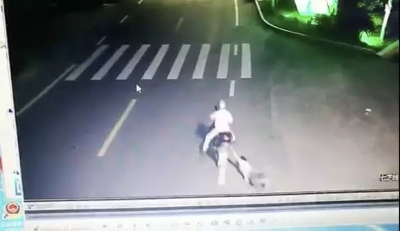气愤！杭州一男子骑车撞翻八旬老人逃逸 外孙女追上去竟遭拖行